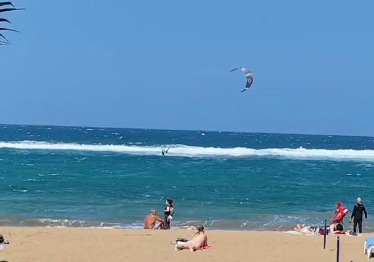 Un nuevo kitesurfista sorprende a bañistas y usuarios de Las Canteras con su actividad en el interior de la barra.