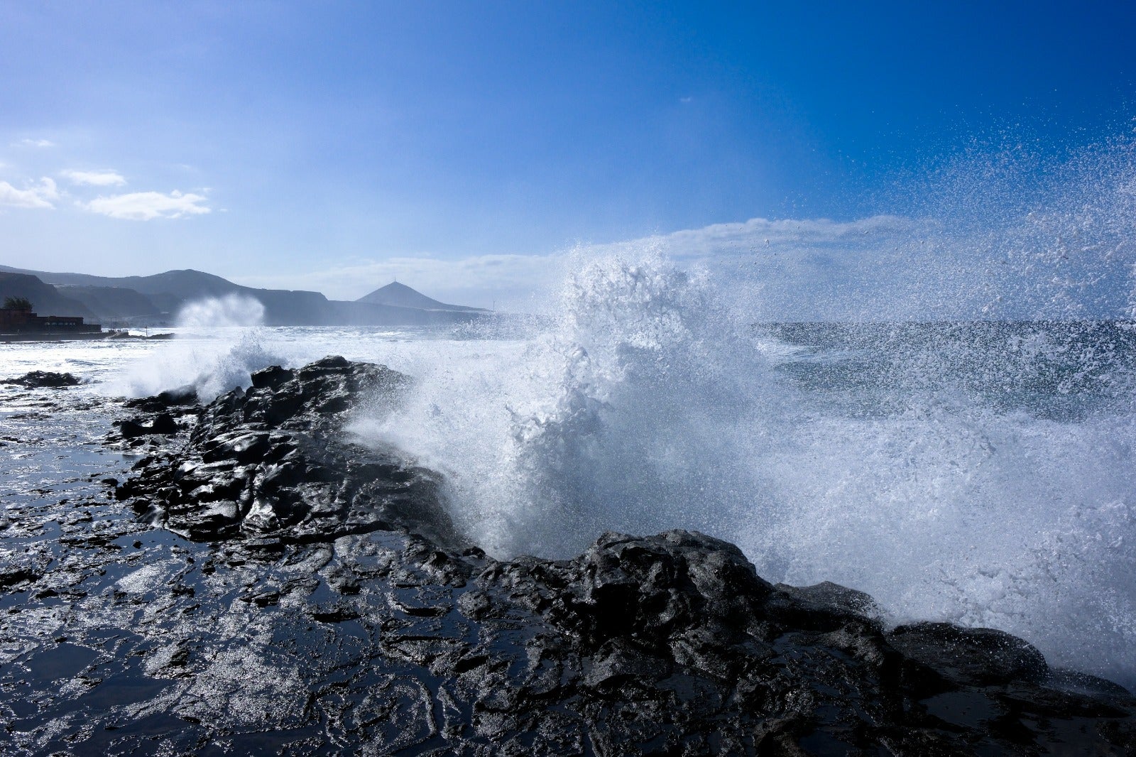 El oleaje azota con fuerza la costa de Las Palmas de Gran Canaria