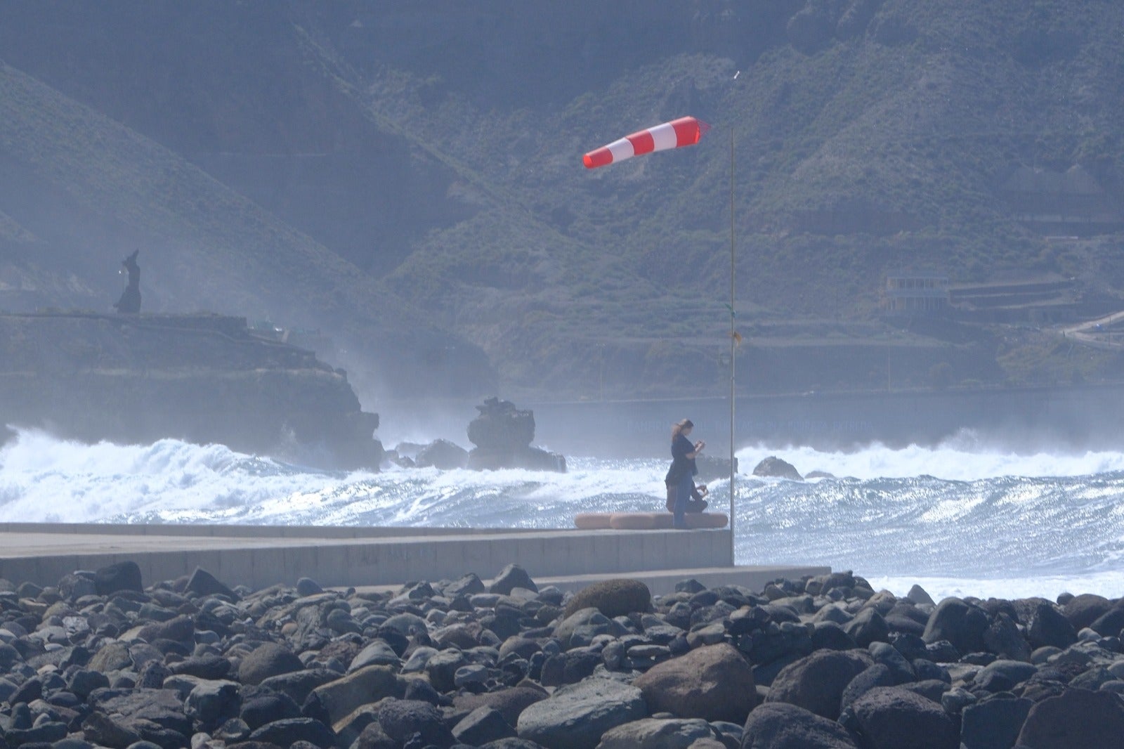 El oleaje azota con fuerza la costa de Las Palmas de Gran Canaria