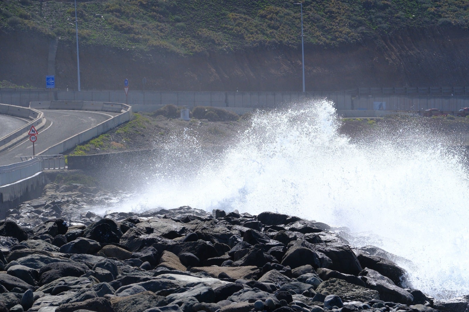 El oleaje azota con fuerza la costa de Las Palmas de Gran Canaria