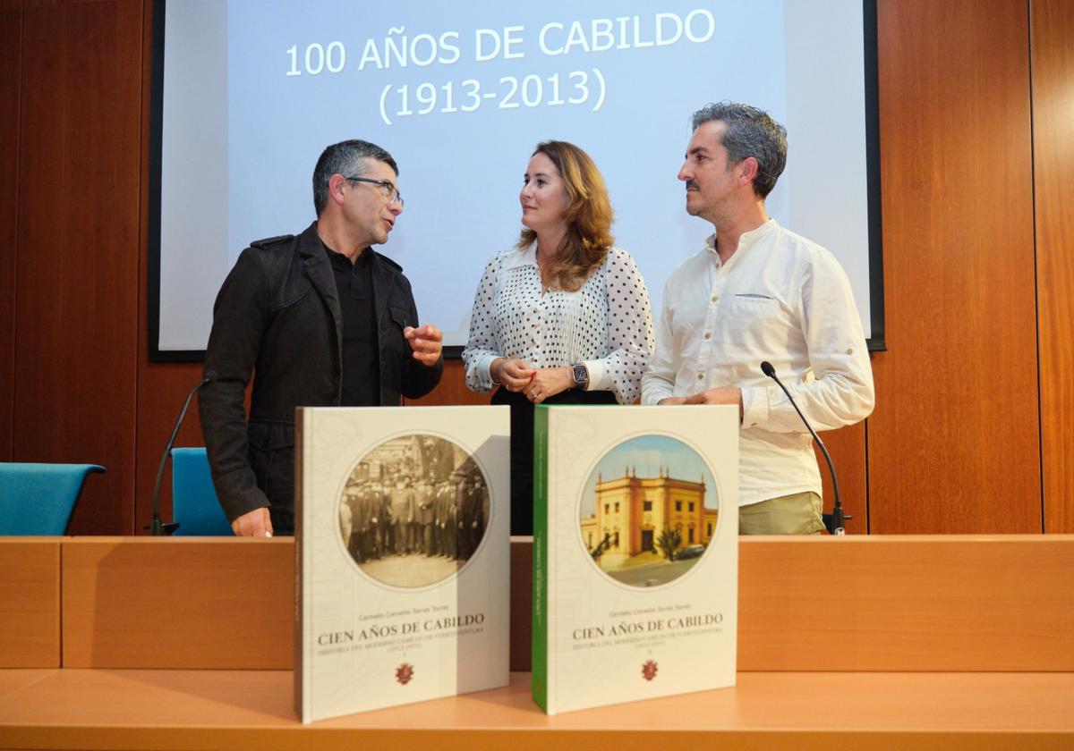 El autor Carmelo Torres, junto a la presidenta Lola García y el consejero de Cultura, Rayco León.