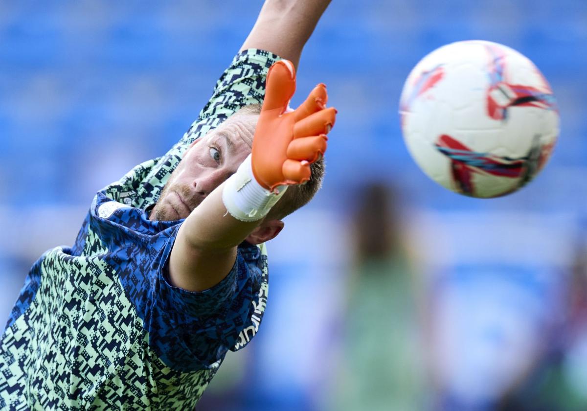 Cillessen se aplica a fondo durante el calentamiento previo a un partido.