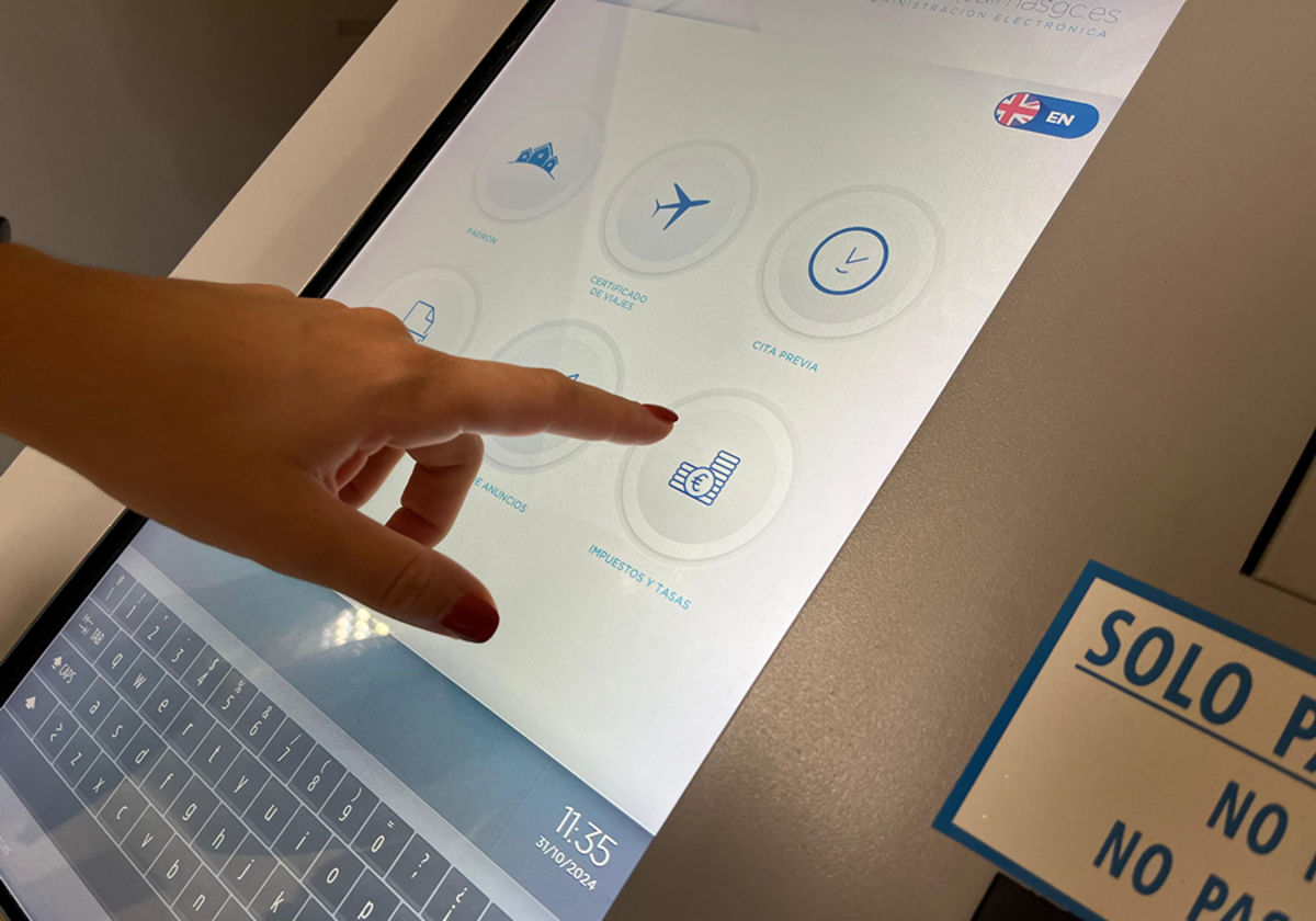 Imagen de una pantalla táctil para gestiones en las Oficinas Municipales.