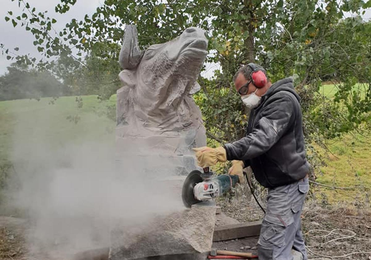 Juan Miguel Cubas elabora el toro de Fuerza mental en Saint-Michel-de-Montjoie en junio de 2020 y en granito azul.