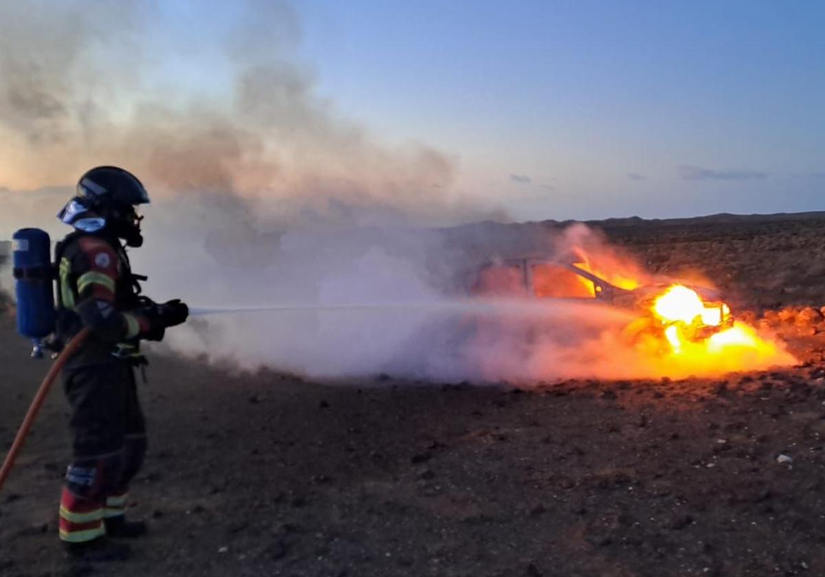 Arde un vehículo en Guatiza