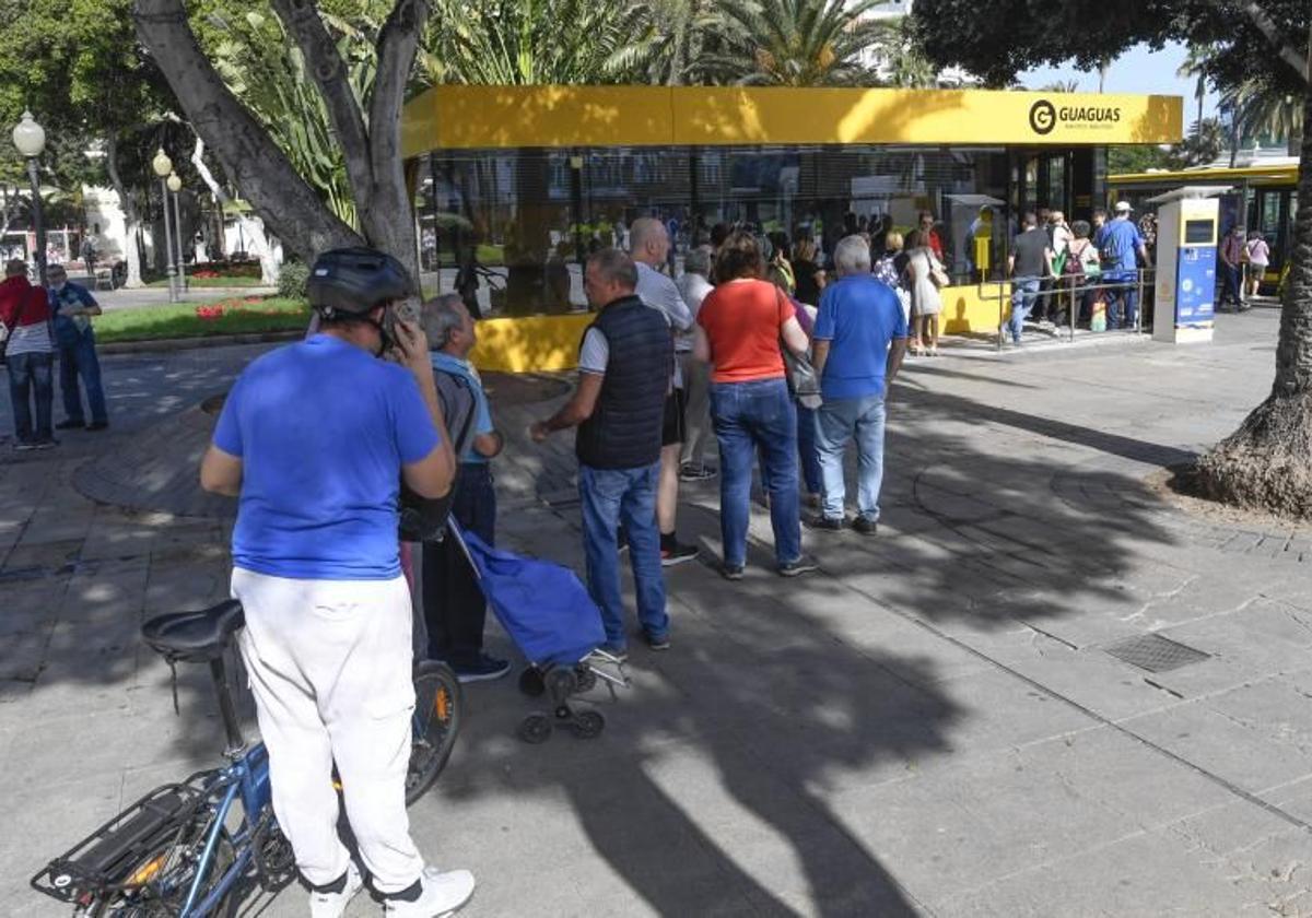 Colas para renovar y obtener las tarifas planas cuando empezó la gratuidad de las guaguas.