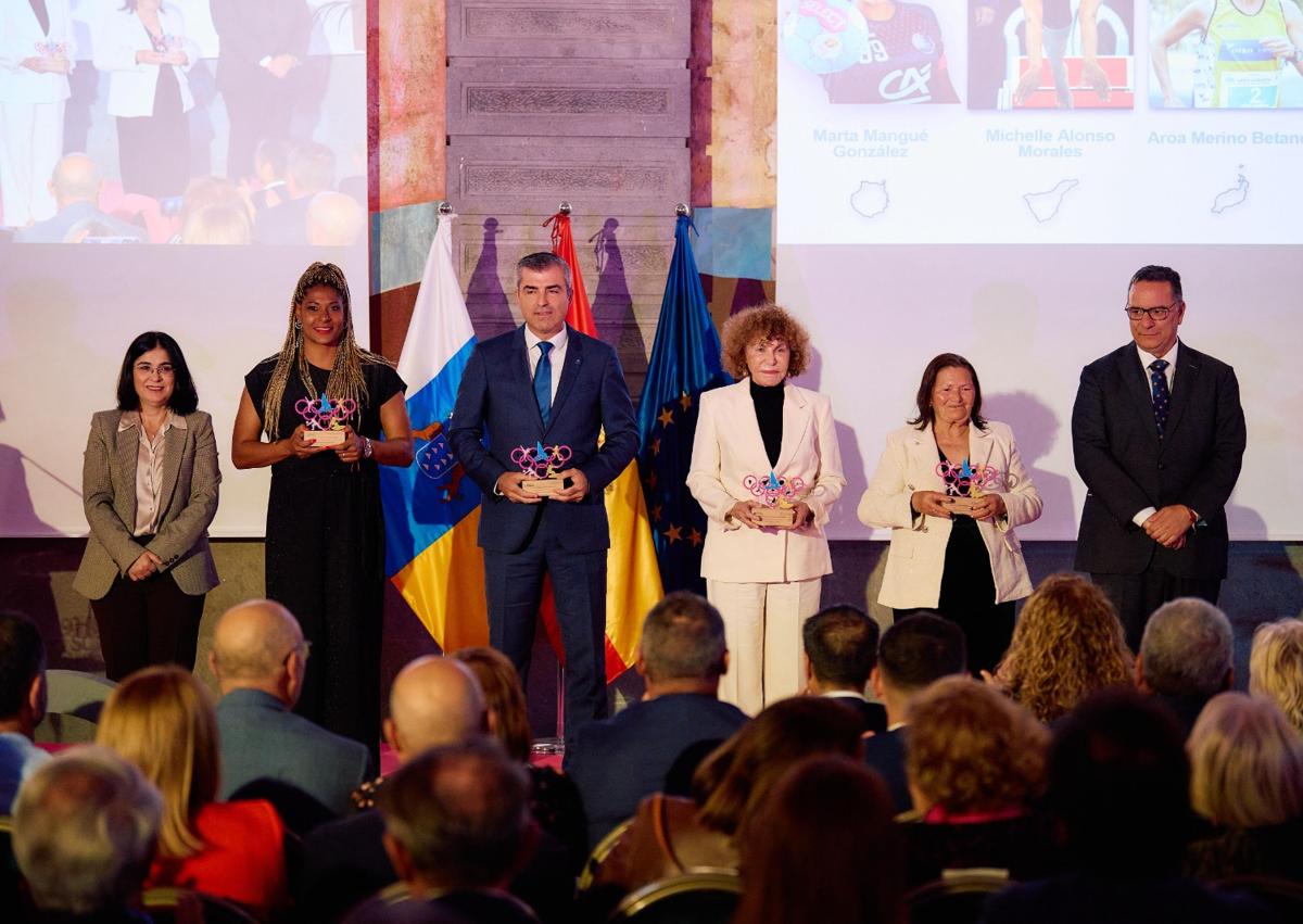 Imagen secundaria 1 - Canarias reconoce a una treintena de referentes en el deporte femenino