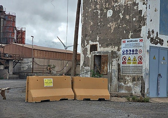 Cartel de clausura y precinto de la instalación.
