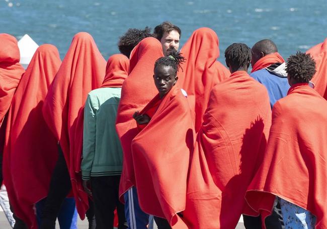 Cruz Roja atendiendo a un grupo de menores migrantes recién llegados a las costas de Canarias.