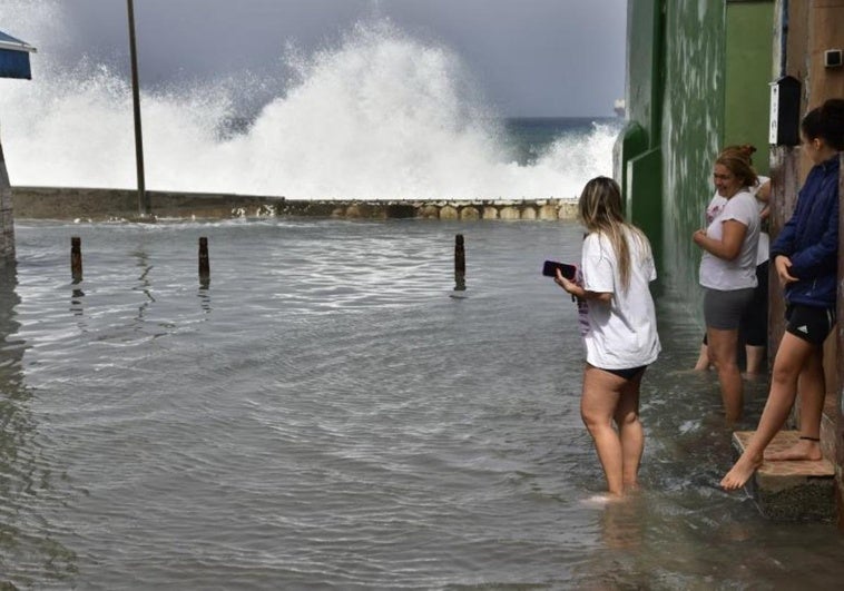 Imagen de archivo de la inundación del barrio marinero de San Cristóbal, en la capital grancanaria, en abril del año pasado.