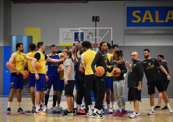 El cuarpo técnico y la plantilla del Granca se conjuró ayer tras el último entrenamiento en la Sala Club.