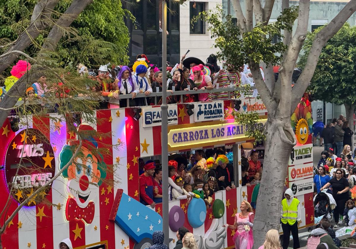 Imagen principal - El universo manga conquista las calles de Telde en un coso con más de 35 carrozas