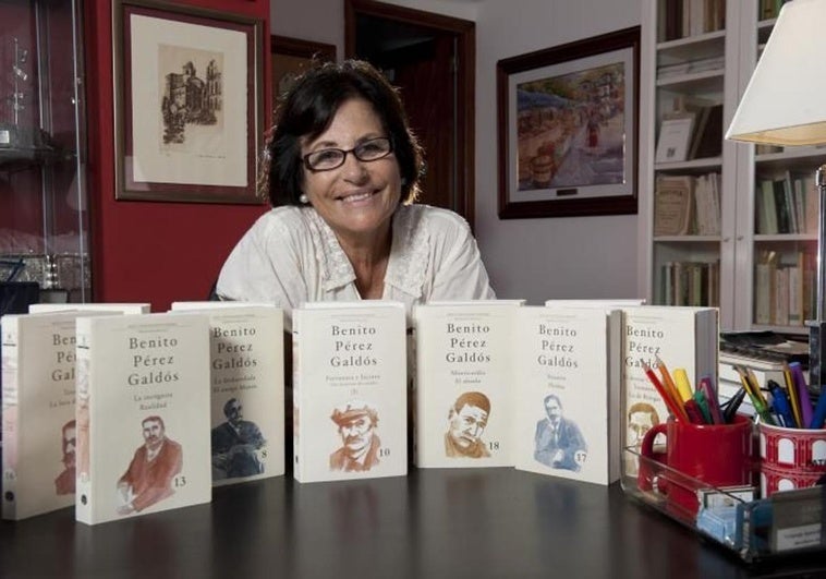 Yolanda Arencibia, en una imagen de archivo, con la colección galdosiana editada por el Cabildo de Gran Canaria.