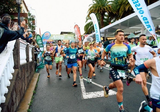 Los atletas, nada más tomar la salida en la prueba grancanaria.