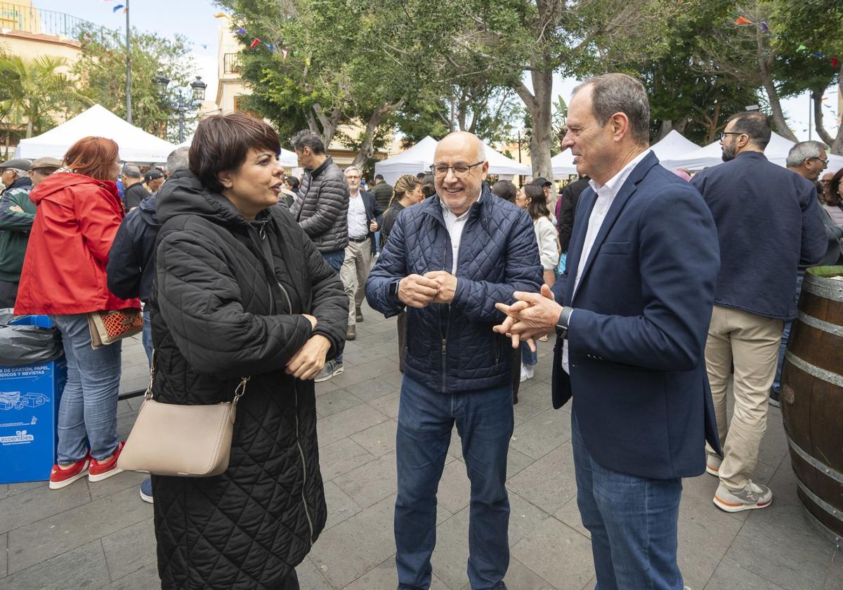 Antonio Morales (c) en un momento de su visita a Terrae.