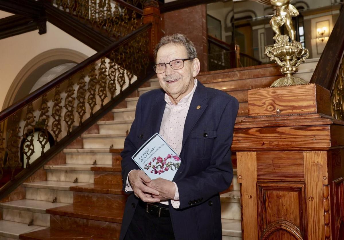 Emilio González Déniz, con su novela.