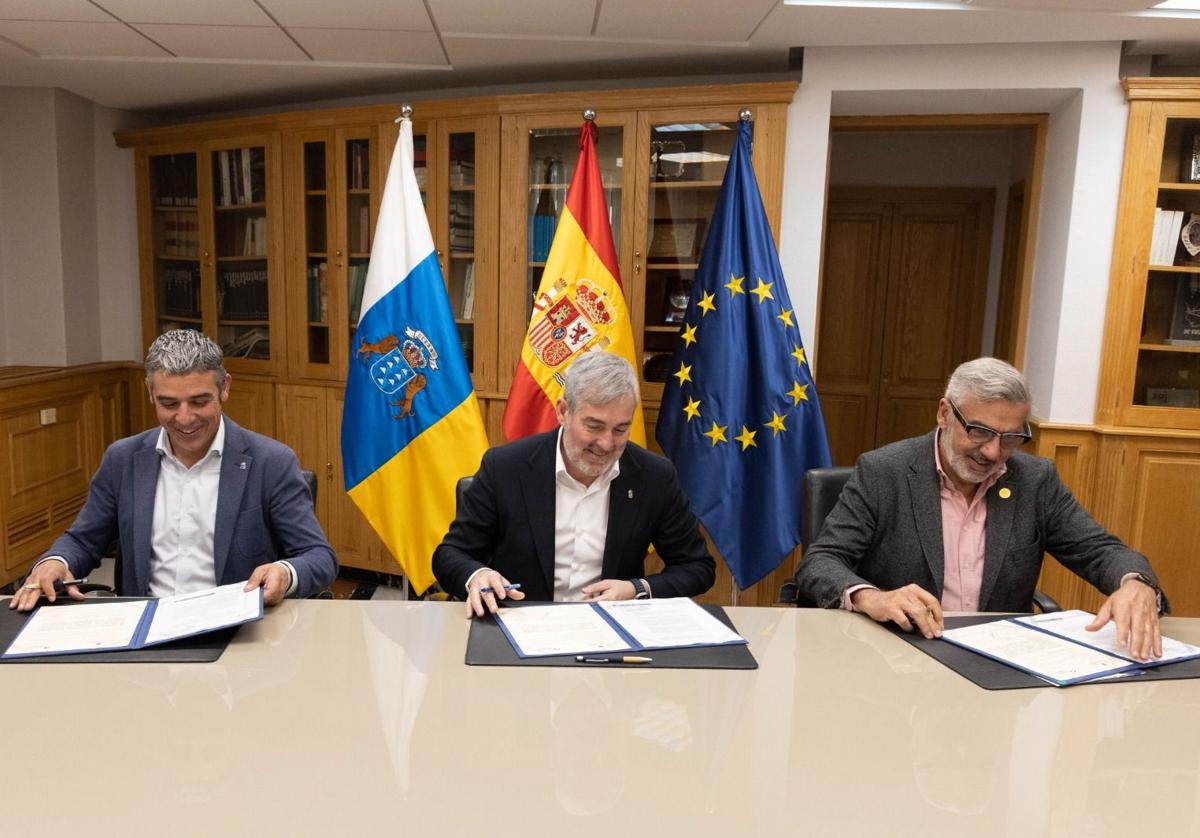 De izquierda a derecha, Narvay Quintero, Fernando Clavijo y Lluís Serra durante la firma del acuerdo.