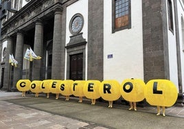 Imagen de la jornada de concienciación, diez bolas gigantes que forman la palabra colesterol en la Plaza de Los Remedios (La Laguna).