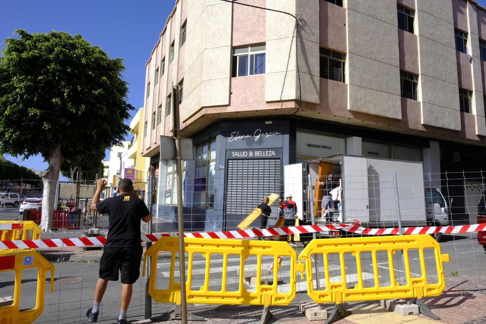 Mudanza de los inquilinos desalojados por riesgo de derrumbe.