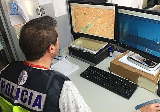Miembro de la Policía Nacional realizando sus labores en una imagen de archivo.