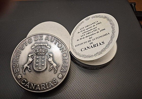 El Estatuto de Autonomía en un estuche similar a una polvera de señora.