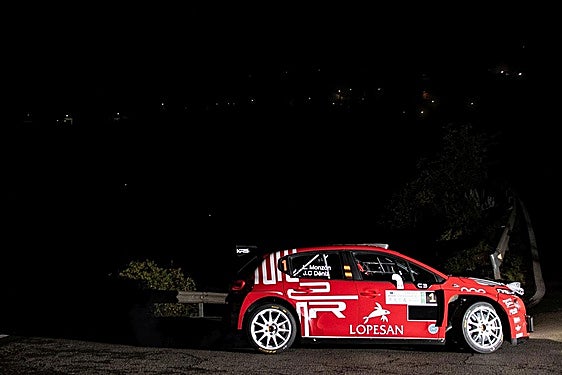 Monzón y Déniz, en acción en la noche de este viernes.