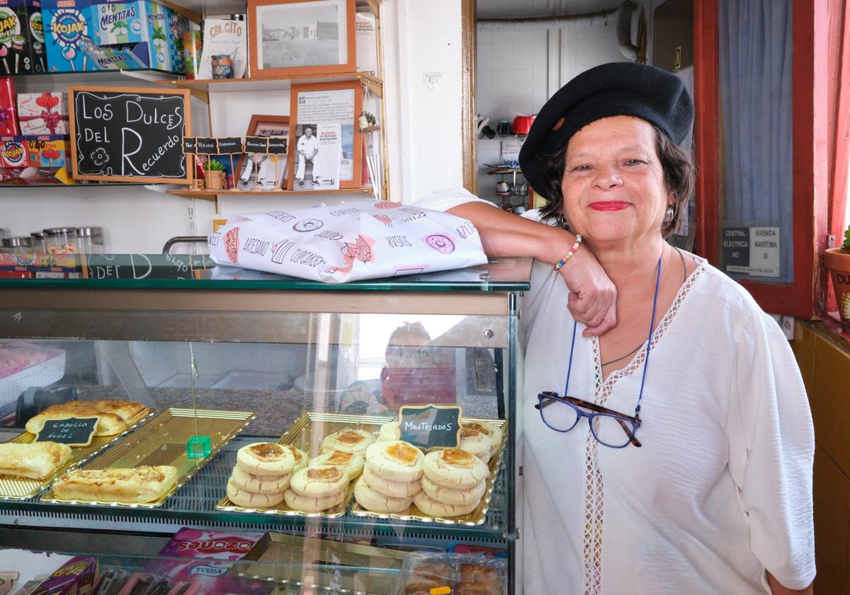 Imagen principal - Con la gorra de Antoñito y sus mantecados, una bandeja variada de antoñitos y envolviendo más encargos.