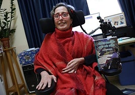 En la imagen, Loly Martel junto al libro que pretendía presentar este viernes.