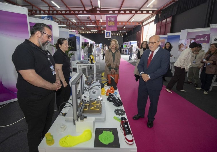 Antonio Morales durante su recorrido por los estands de la feria.