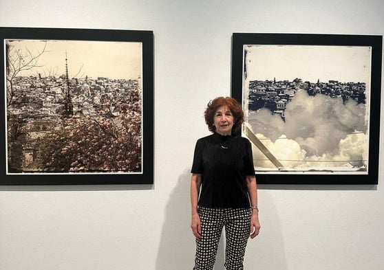 La artista Fabiola Ubani, este jueves, en La Regenta, junto a dos de sus piezas.