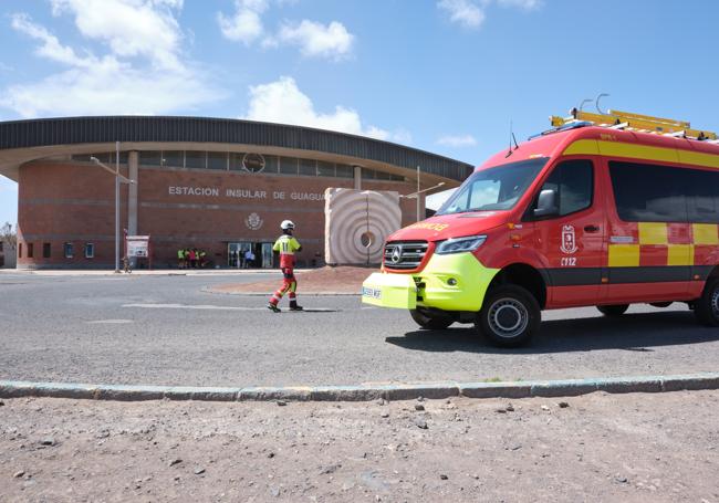 Los bomberos, en la puerta principal de la estación insular de guaguas, que quedó este jueves cerrada durante toda la jornada.