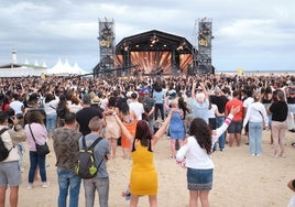 El público llenó este miércoles la playa de El Matorral, en la costa de sotavento de Jandía, en el municipio de Pájara, para la grabación de un capítulo de la serie de Netflix.
