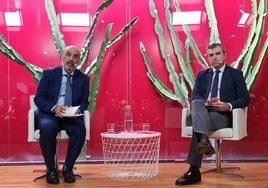 El vicepresidente del Gobierno de Canarias, Manuel Domínguez junto al director de CANARIAS7, Francisco Suárez Álamo durante el foro de este jueves.