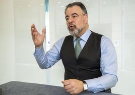 Carlos Álvarez, el pasado miércoles, durante la entrevista en una de las salas del Teatro Pérez Galdós.