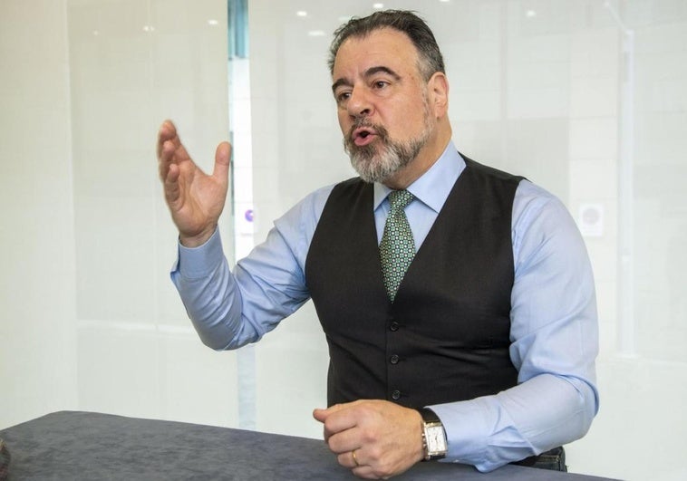 Carlos Álvarez, el pasado miércoles, durante la entrevista en una de las salas del Teatro Pérez Galdós.