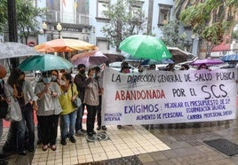 Personal de Salud Pública en una protesta convocada en el año 2021, cuando la pandemia puso de relieve las carencias del departamento.