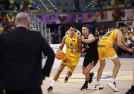 Nico Brussino, cara a cara con el exclaretiano Xavi Rabaseda.
