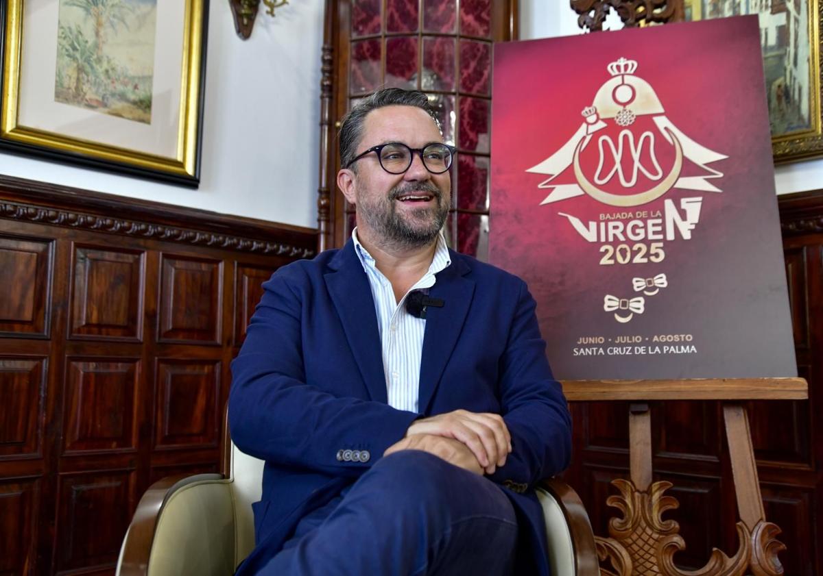 Imagen principal - Asier Antona; el alcalde con parte de su equipo; y detalle de la tienda oficial de la Bajada.