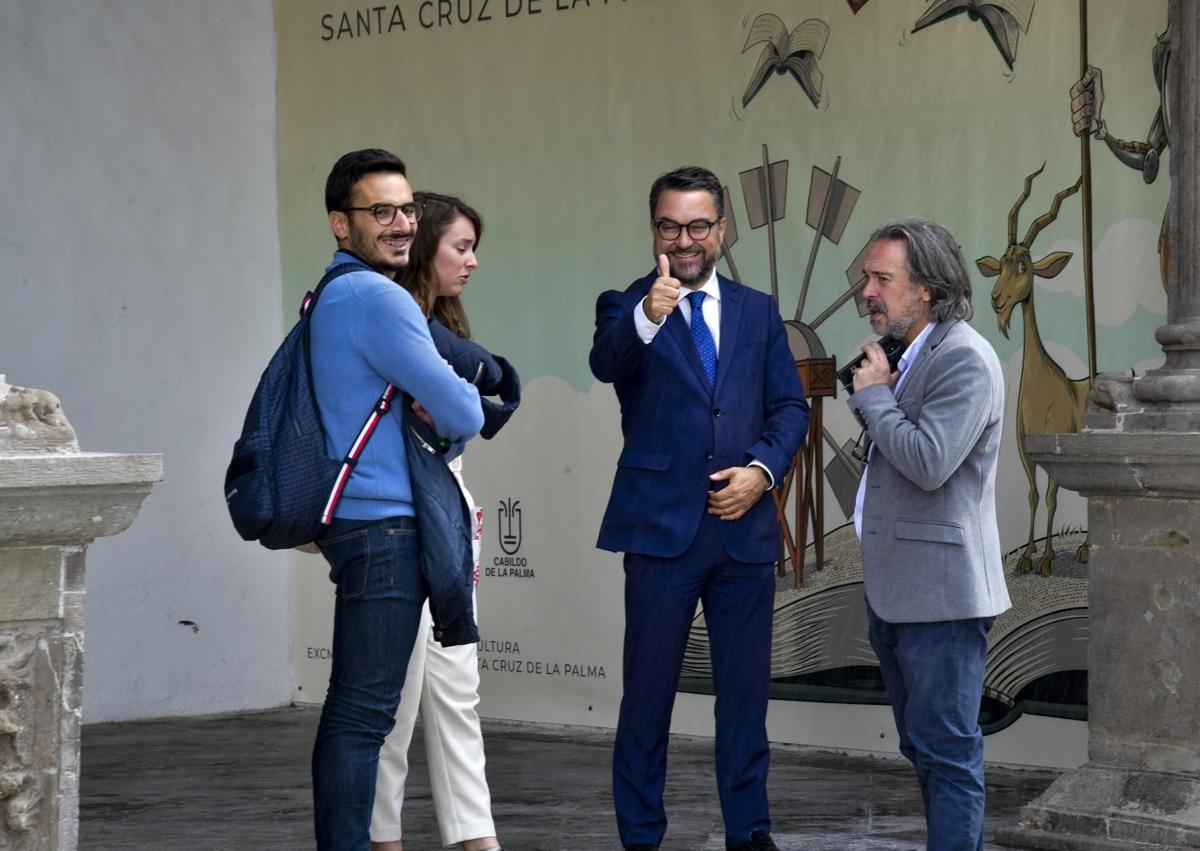 Imagen secundaria 1 - Asier Antona; el alcalde con parte de su equipo; y detalle de la tienda oficial de la Bajada.