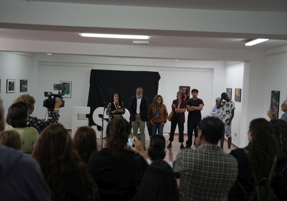 Imagen principal - Una exposición fotográfica y los versos de Yeray Rodríguez y la Generación 21 abren el Espal