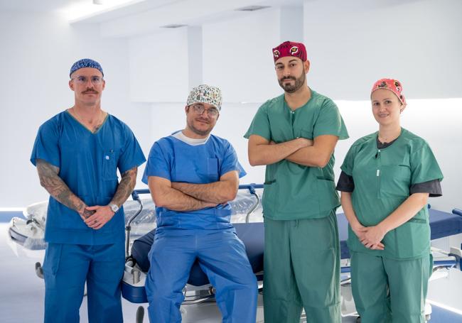 El Dr. Diego Laverde con Lucio Medina, Rayco Hernández y Vanesa Medina, miembros del equipo de enfermería HSJ.