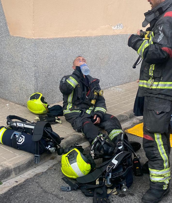 Imagen secundaria 2 - Sofocan un incendio en una peluquería en Ingenio