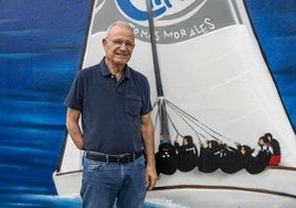 Manuel Suárez posa ante un mural, en el que está escrito su nombre, repleto de imágenes de vela latina.