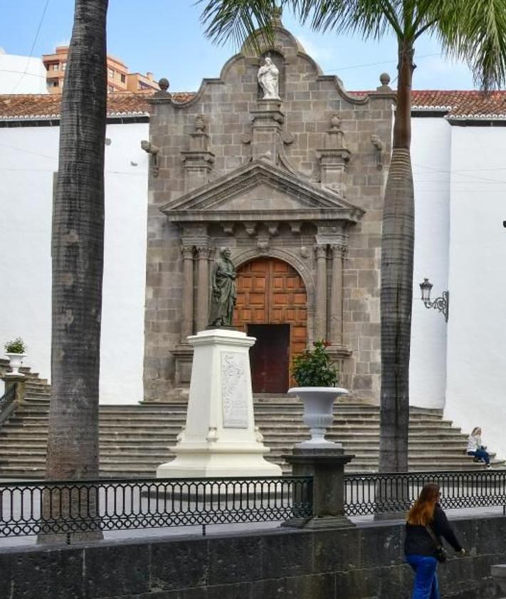 Imagen secundaria 2 - Detalle de la patrona, santuario de Las Nieves y parroquia matriz de El Salvador.