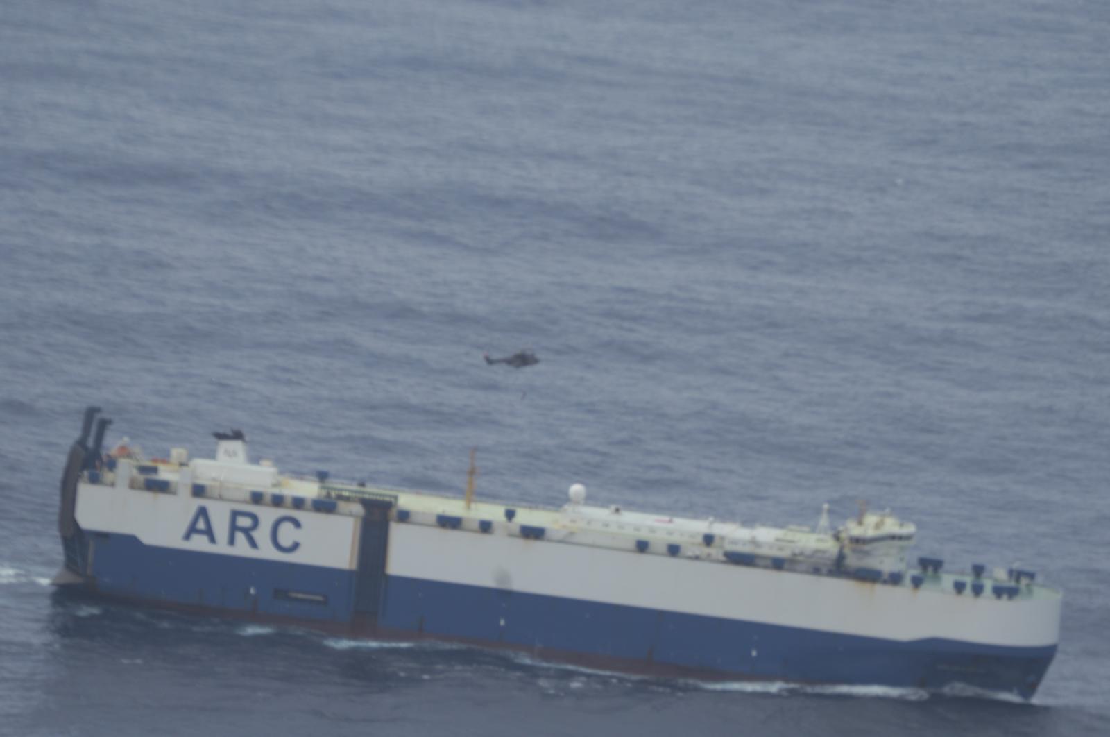 Imagen secundaria 2 - El &#039;Súper Puma&#039; del Ejército del Aire rescata a la tripulante de un carguero que estaba a más de 600 km de La Palma