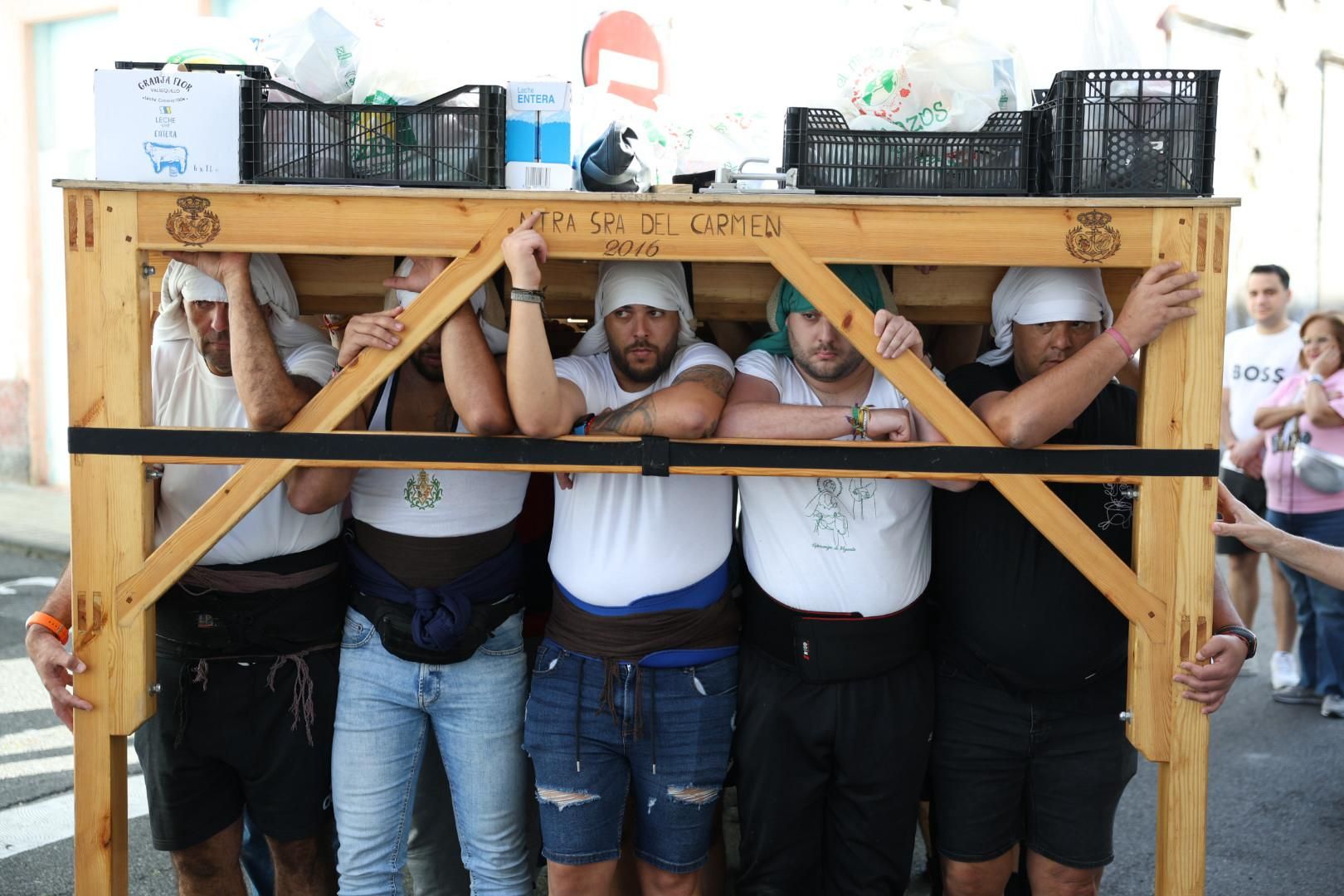 La Isleta vibra con un ensayo solidario de los Costaleros del Carmen