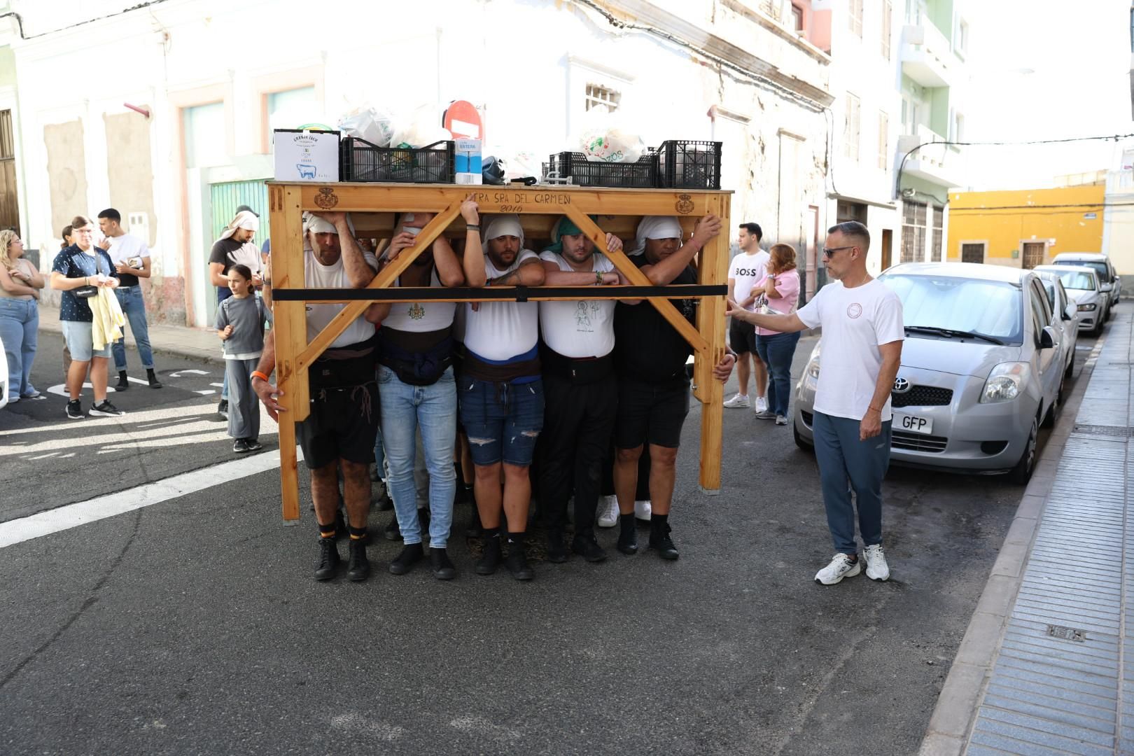 La Isleta vibra con un ensayo solidario de los Costaleros del Carmen