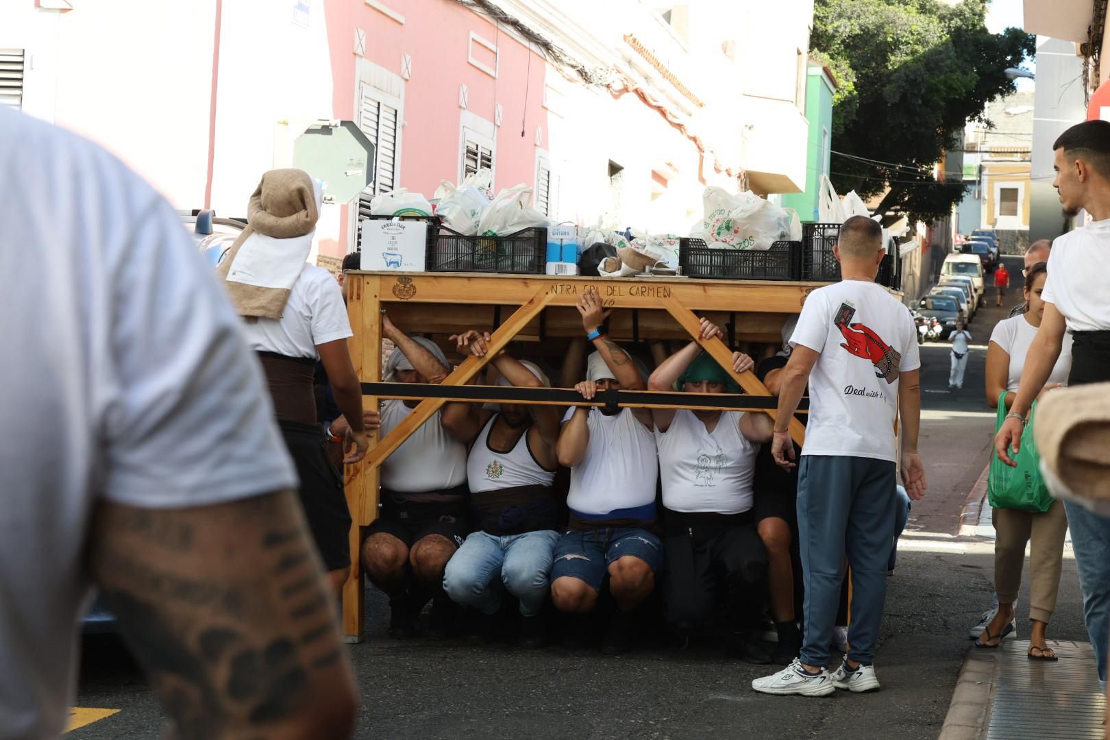 La Isleta vibra con un ensayo solidario de los Costaleros del Carmen
