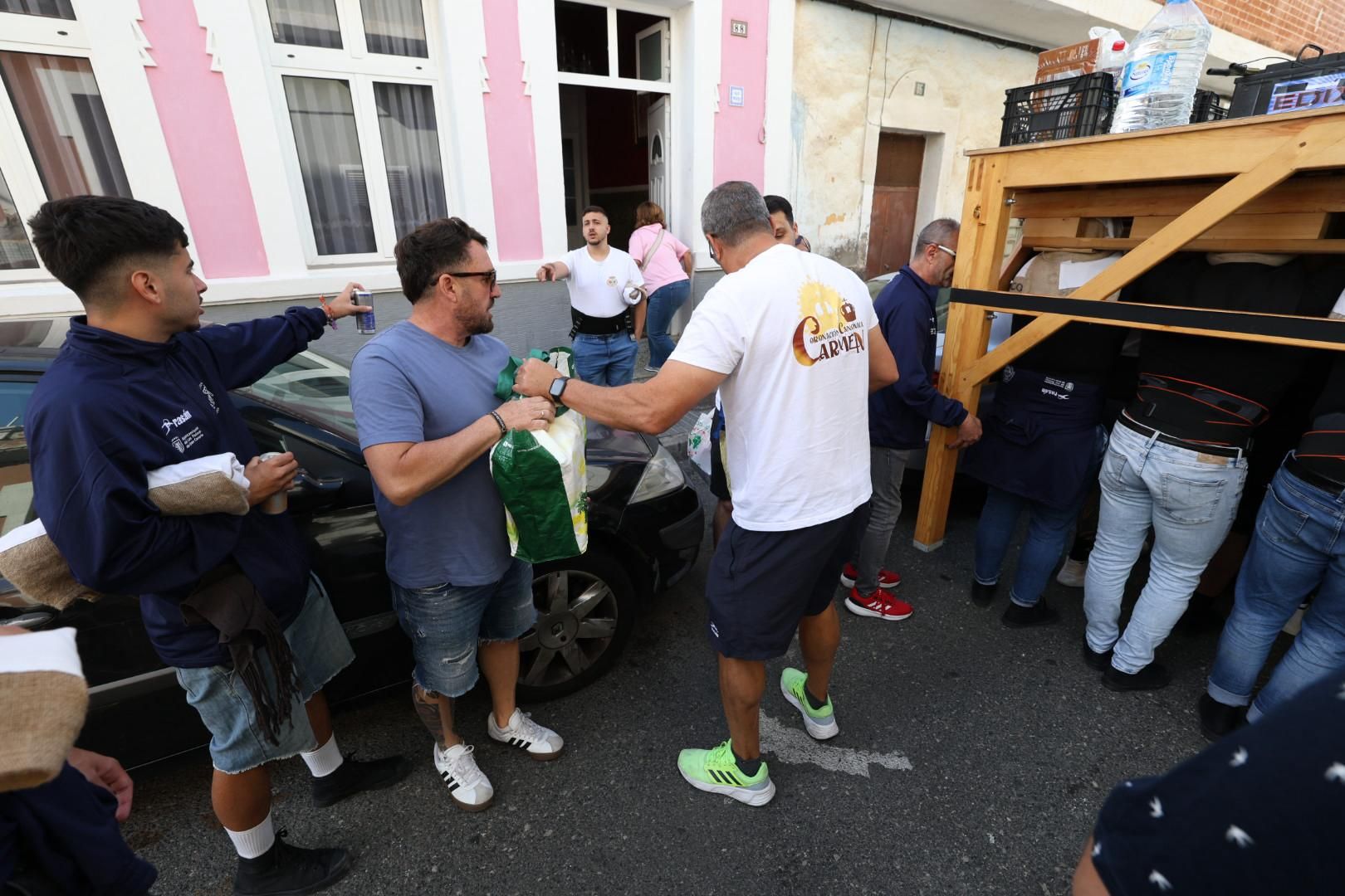 La Isleta vibra con un ensayo solidario de los Costaleros del Carmen