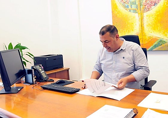 El concejal de Hacienda, en su despacho.